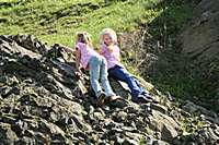 Natalie und Viktoria auf den Felsen