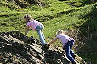 Natalie und Viktoria auf den Felsen