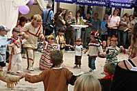 Die Kinder tanzen einen Indianertanz - ein Regentanz?